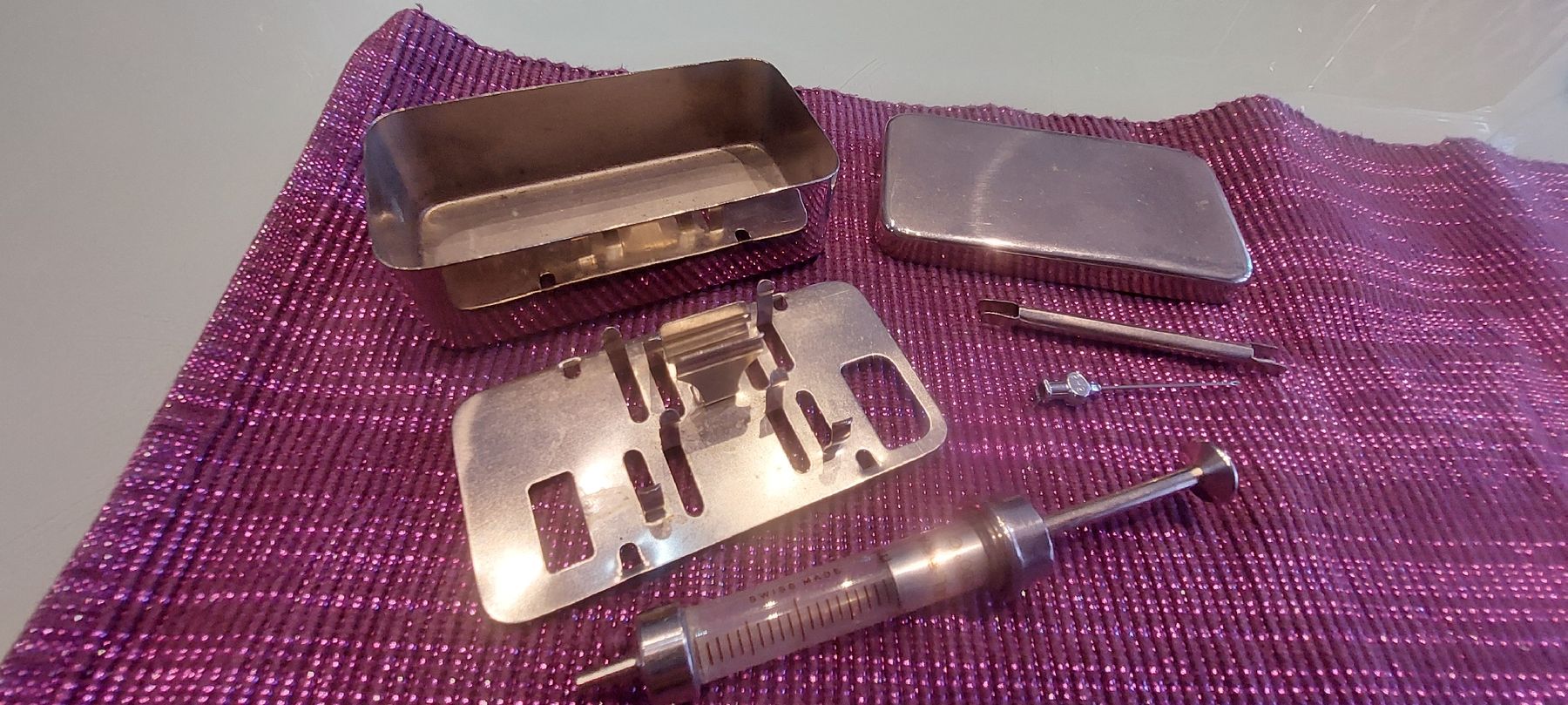 Technique médicale: Antike Spritze mit Metallbox  – D'occasion à Hölstein par Milka92 1
