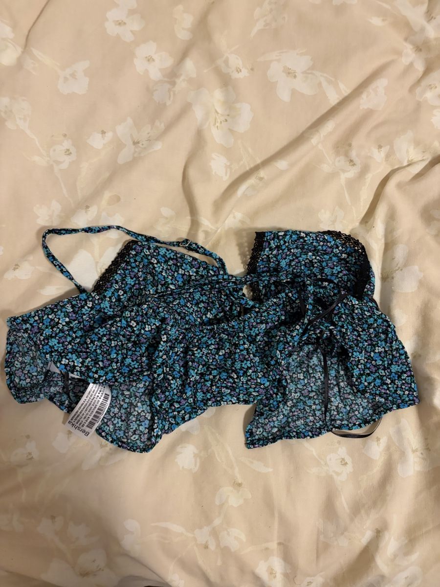 Bershka Top: Bershka floral top  – Nuovo (secondo la descrizione) da Chambésy venduto da tiffwears7 1