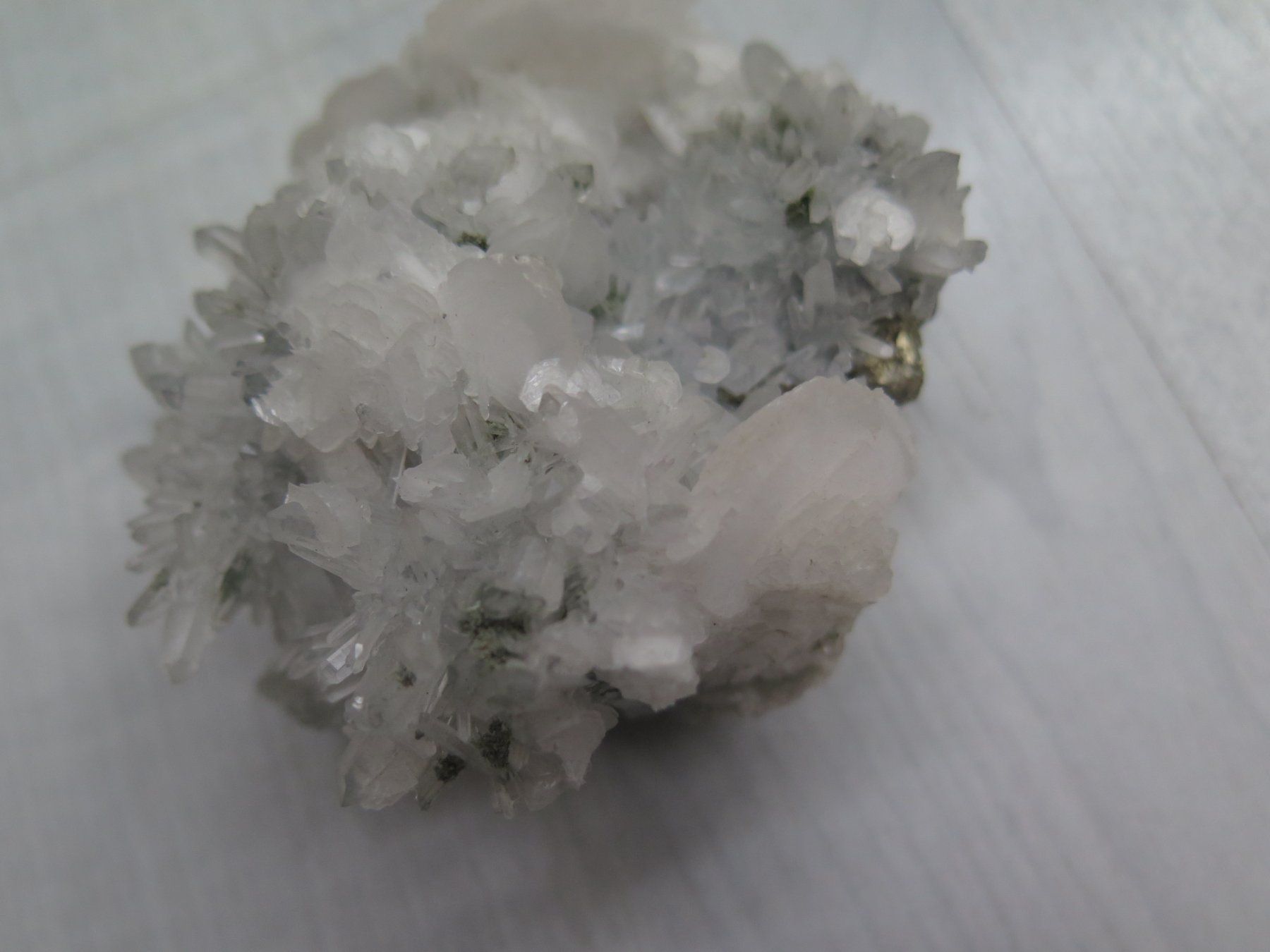 Minerali & Pietre curative: Nadelquarz mit Calcit und Pyrit – Usato da Schaffhausen venduto da Yamakana51L8736OQ8