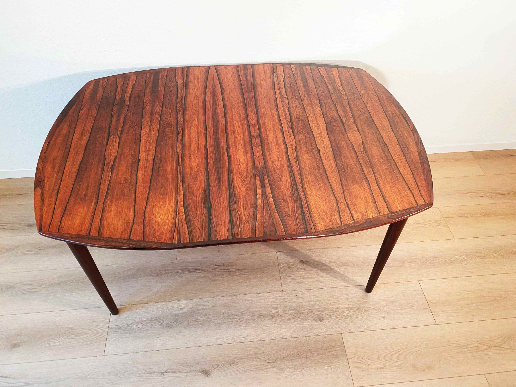 Tavoli: Teak Rosewood Diningtable – Usato da Beringen venduto da Kultgut 4