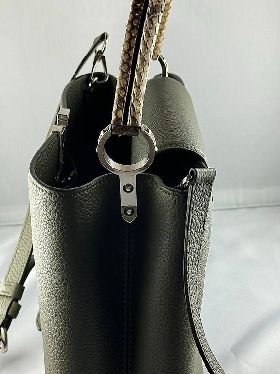 Taschen für Damen: LOUIS VUITTON Sac Capucine BB en cuir vert poignée python – Gebraucht aus Pully von Occasions-luxe.Golay 2