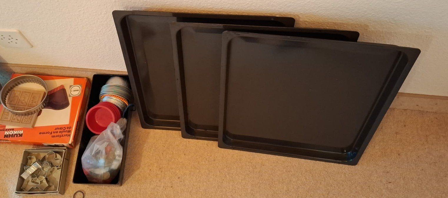 Moules à gâteaux: Set Backformen/3 Backbleche diverse Ausstechformen – D'occasion à Wettingen par huitzilopostli 3