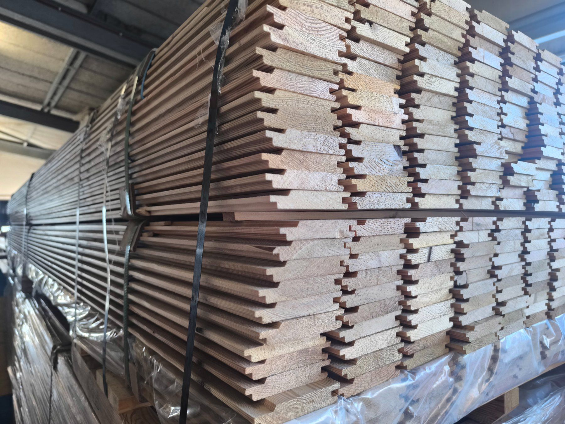Articoli in legno: Stülpschalung Täfer Sichtschutz Leisten – Usato da Basel venduto da e-swiss