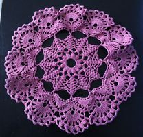 Neuwertige, Fliederfarbenes Häckeldeckchen, ca.30 cm