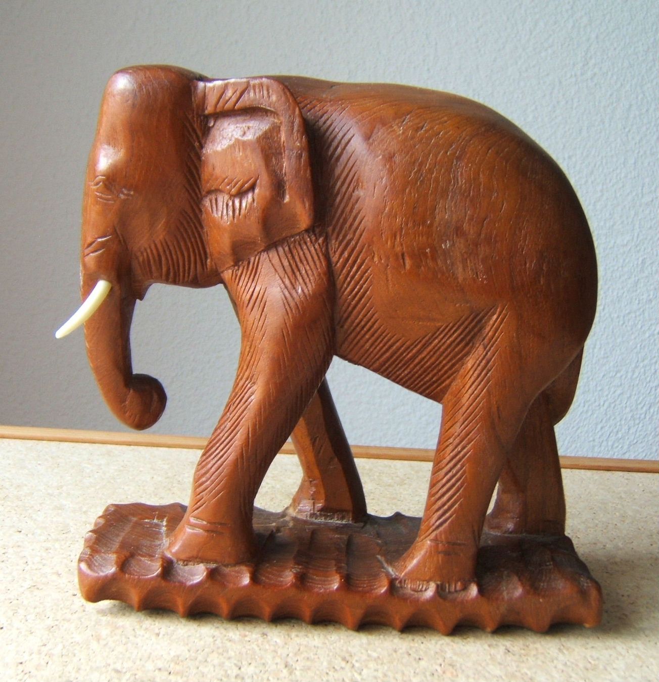 Figuren: ELEFANT AUS HOLZ - GESCHNITZT – Gebraucht aus Brunnen von Nonne04