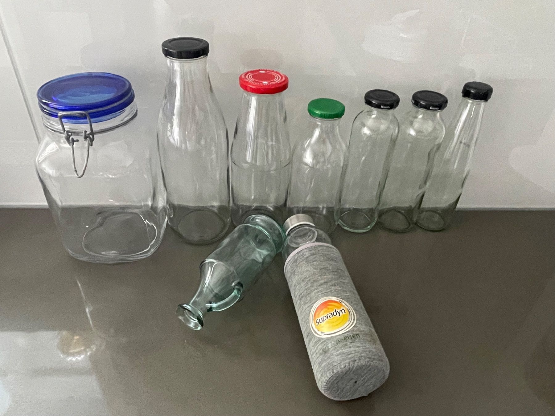 Apparecchiature e tecnologia a gas: Glasflaschen Set gemischt Flaschen Gläser gebraucht – Usato da Winkel venduto da Kade50 1