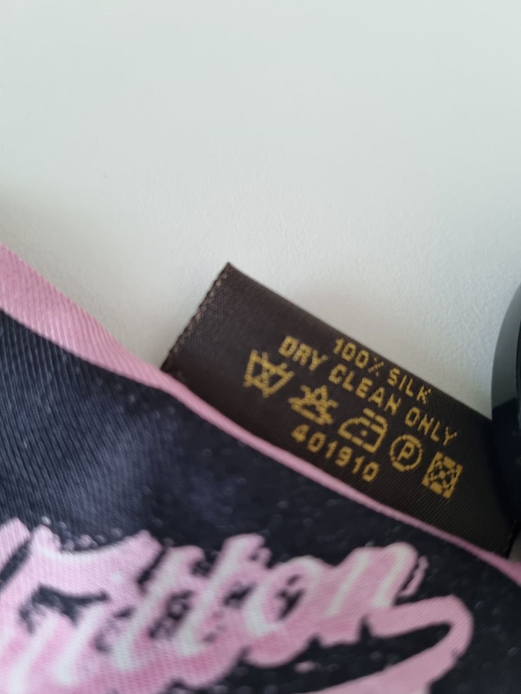 Louis Vuitton Foulard & Sciarpe: Louis Vuitton Bandeau Taschen-Bilder – Nuovo (secondo la descrizione) da Zofingen venduto da Felpa 5