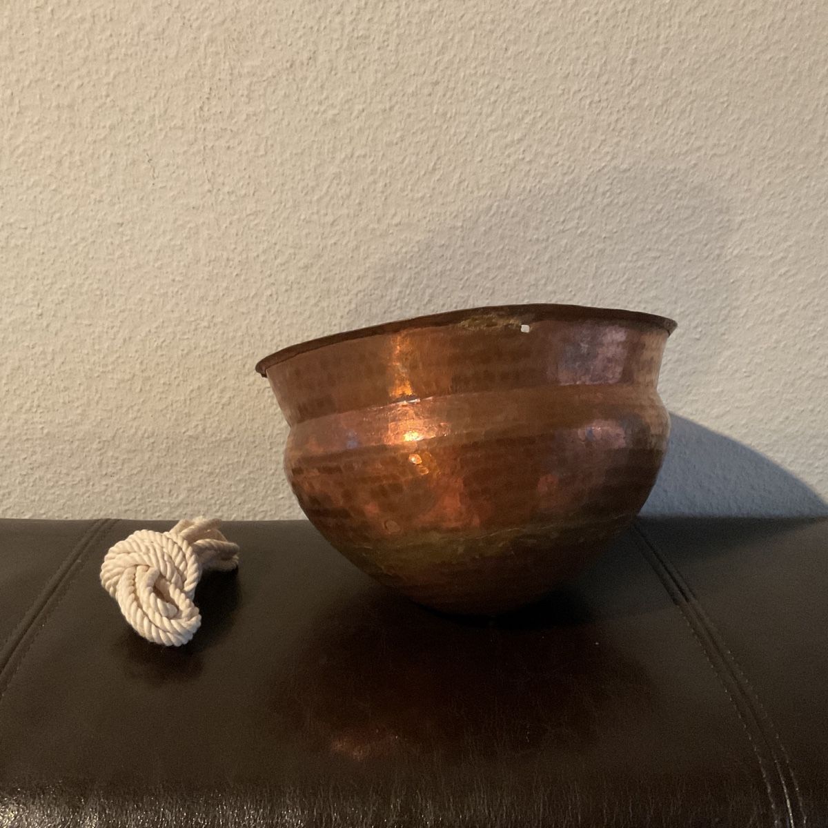 Dispositivi per massaggi: Shirodhara-Topf Ayurveda massage Praxis – Nuovo (secondo la descrizione) da Kriens venduto da bonobo40
