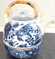 Teekanne aus Porzellan – Blau-Weiß, Bambusgriff Japan