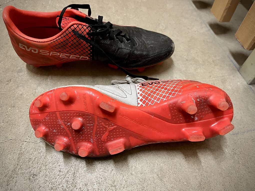 Scarpe per ragazzi: Chaussures de foot enfant taille 39 – Usato da Geneve venduto da Jlinares 1