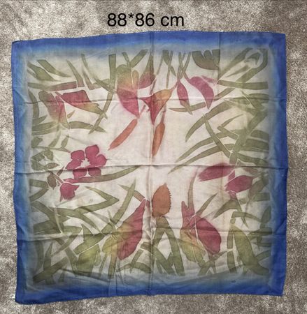 Foulard en soie peint à la main 88x86 cm