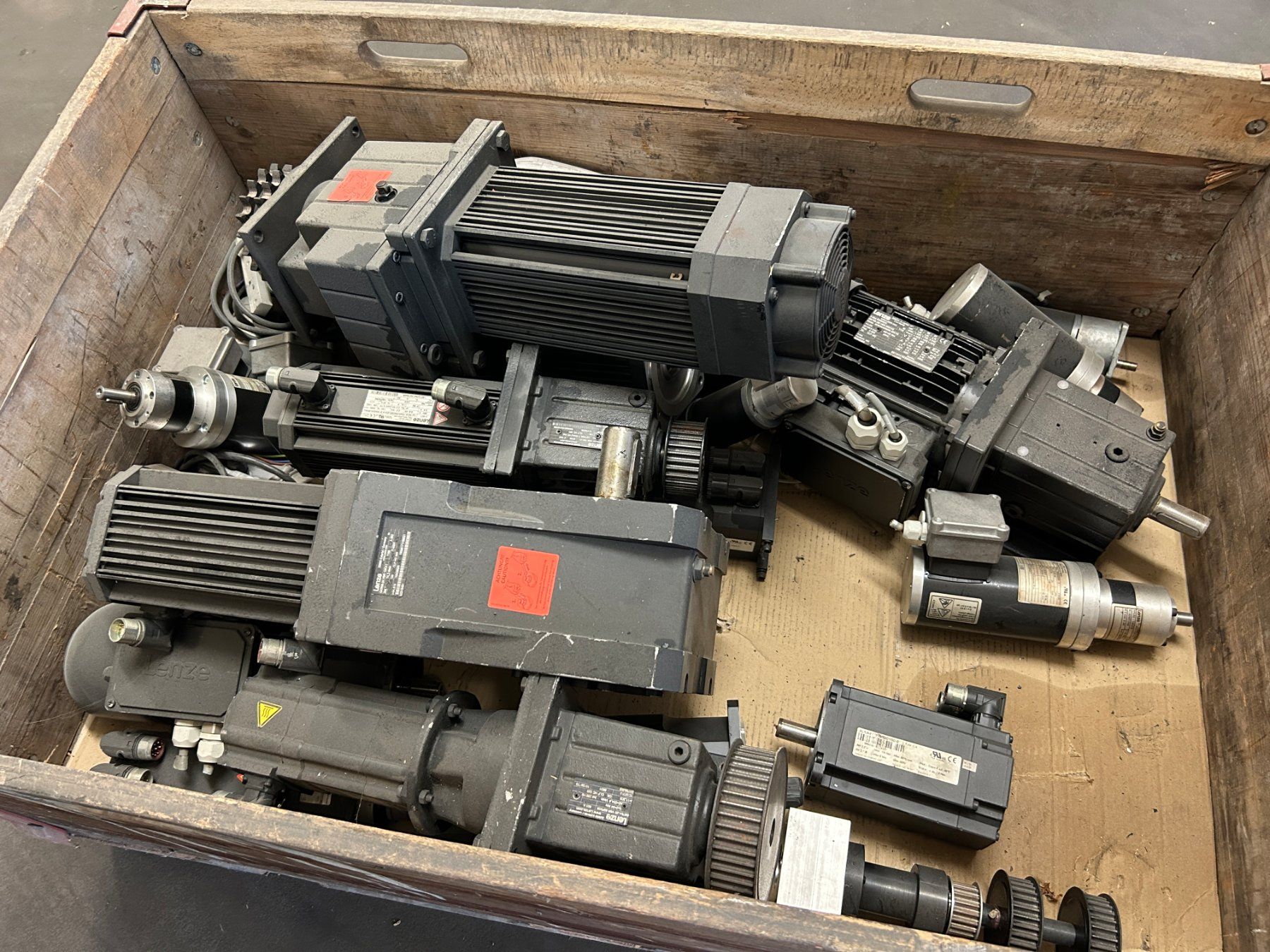 Motoren: Grosser Posten Servo Motore - Elektromotore – Gebraucht aus Zofingen von Maschinenfabrik