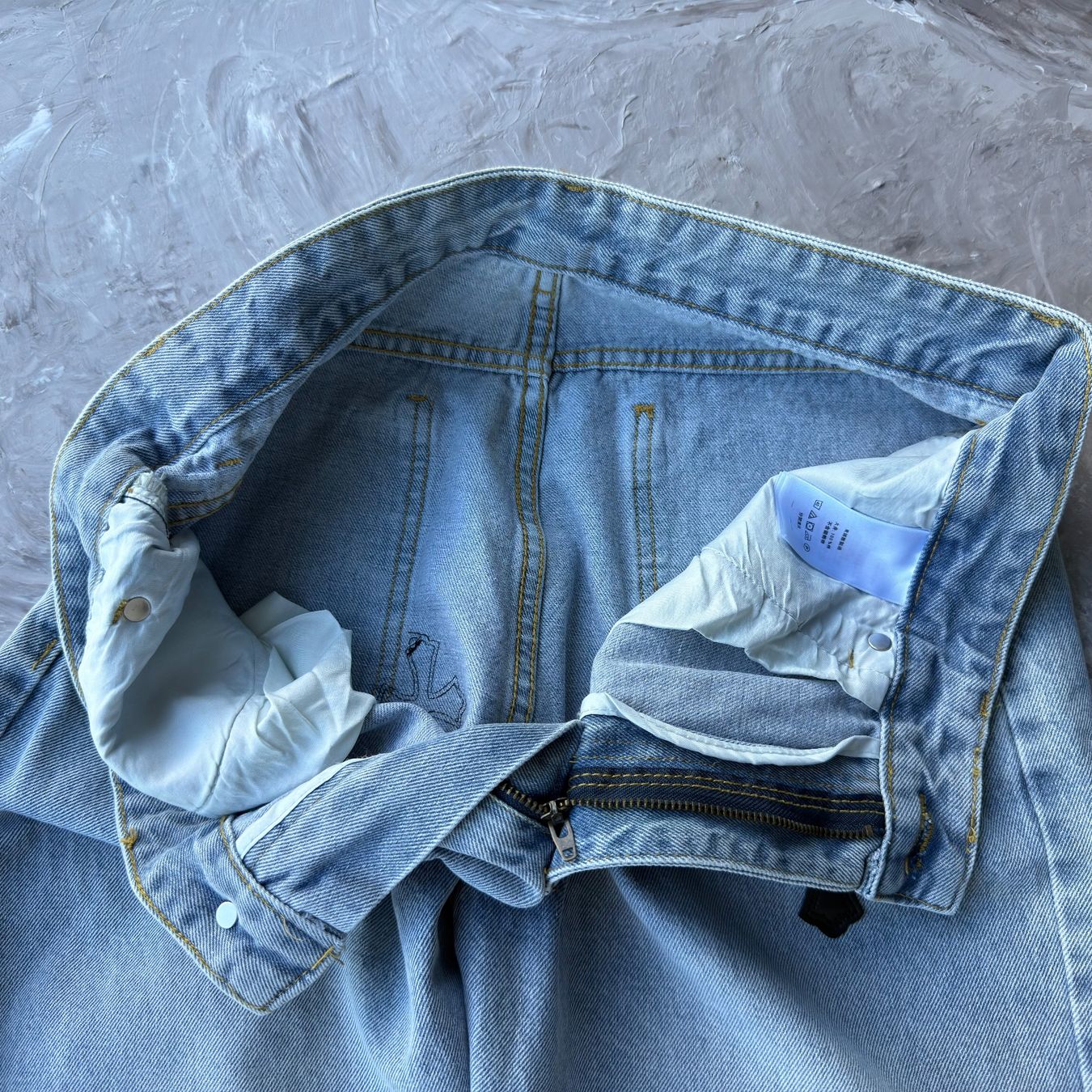 Jeans: Jean droit bleu clair patchs croix noires – Usato da Thônex venduto da Suisse.Shopping 9