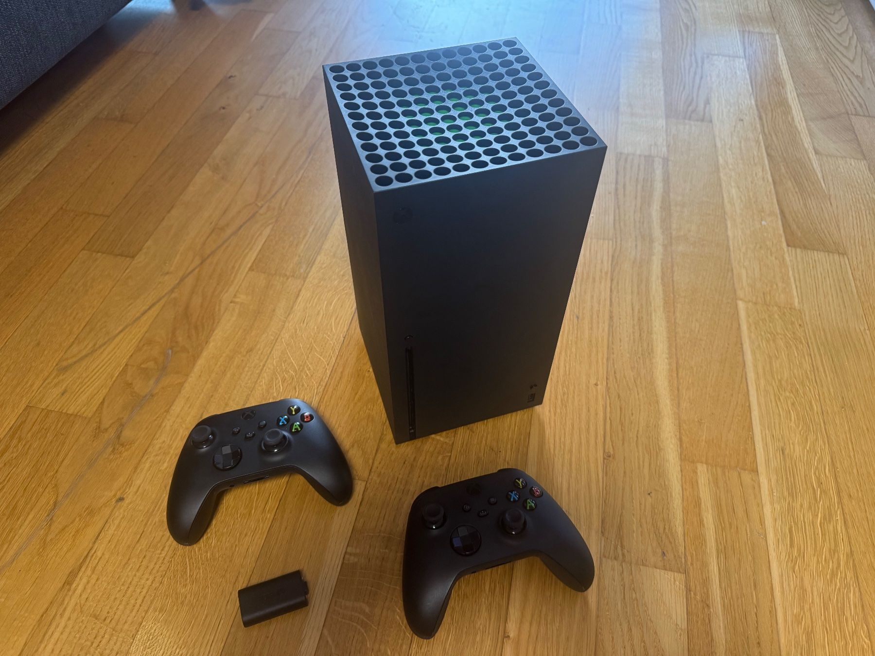 Microsoft Konsolen: Microsoft Xbox Series X - 2 Controller & Garantie – Gebraucht aus St. Gallen von doNotUpgrade