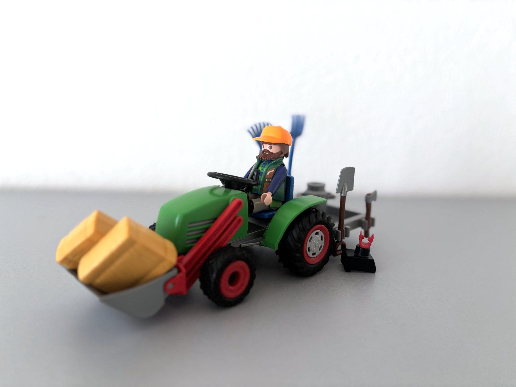 Playmobil Giocattoli: Playmobil Bauernhof Multifunktionstraktor Bauer mit Traktor – Usato da Holzhäusern ZG venduto da paula_w