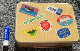 Keks-Box aus Metall in Kofferform