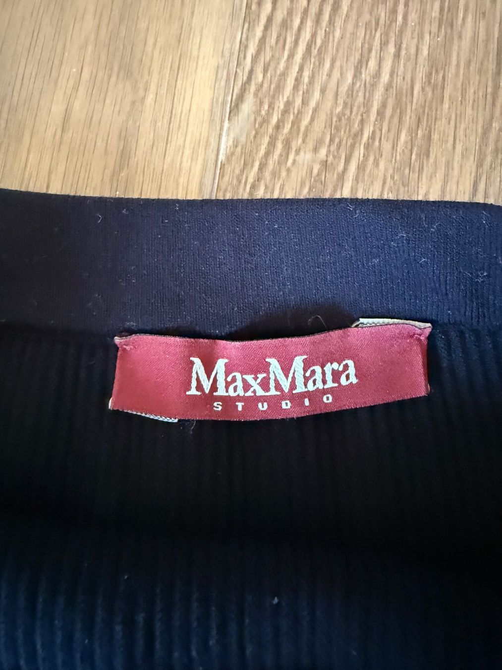 Max Mara Gonne: Schwarzer MaxMara Studio Faltenrock, Grösse M, neuwertig – Usato da Horgen venduto da tsp_qr5b 2