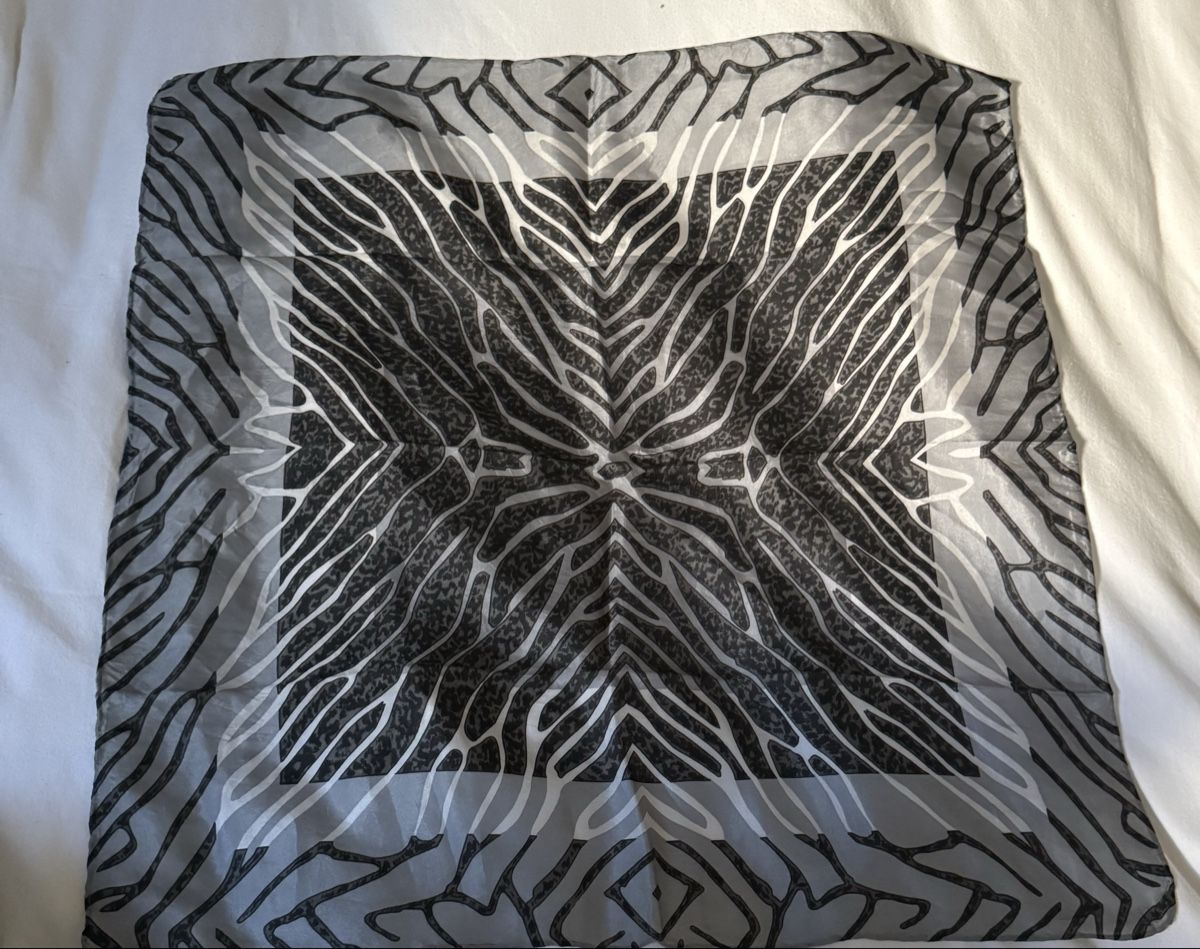 Ensoie Foulard & Sciarpe: Foulard en soie – Usato da Vésenaz venduto da NORA1325
