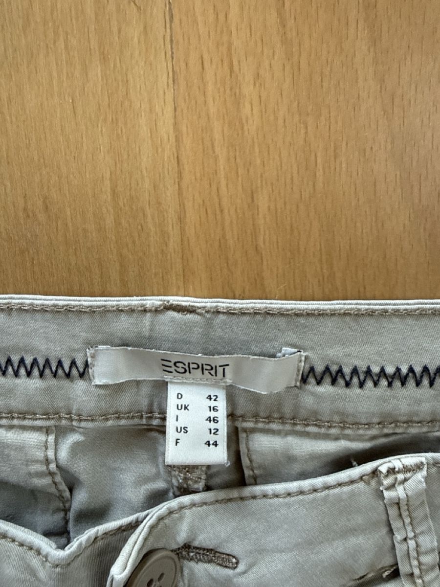 Esprit Pantalons: Shorts Esprit 42 – D'occasion à Oberrieden par Allesundanderes 1