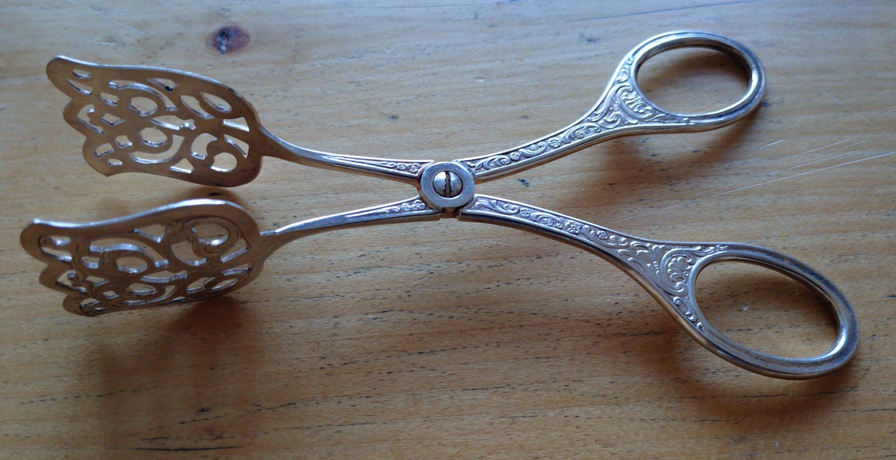 Set di posate: Alte versilberte Gebäck- oder Zuckerzange - wohl Art Deco – Usato da Allschwil venduto da Swisstoybox