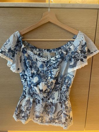 GUESS Off-Shoulder Blusentop blau/weiss Gr. XS