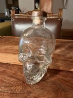 Schädelflasche mit Korkverschluss