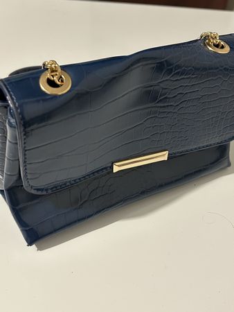 Sac à main Promod bleu marine, chaîne dorée, élégant.