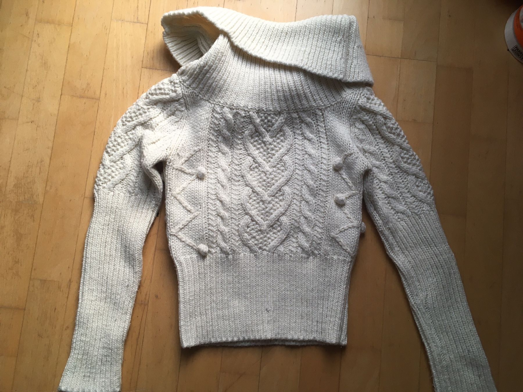 Pullover & Sweatshirts: weisser Strickpullover mit elegantem Ausschnitt, Vero Moda – Gebraucht aus Zürich von mignonmignon 1
