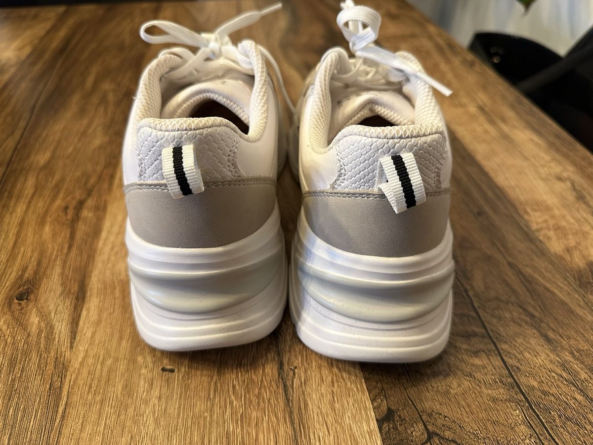 Bershka Scarpe da donna: Stylische Chunky Sneaker Gr. 37 – Usato da Siebnen venduto da luana_cataleya 5