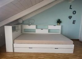 Weißes Multifunktionsbett mit Stauraum und Ausziehbett, neu