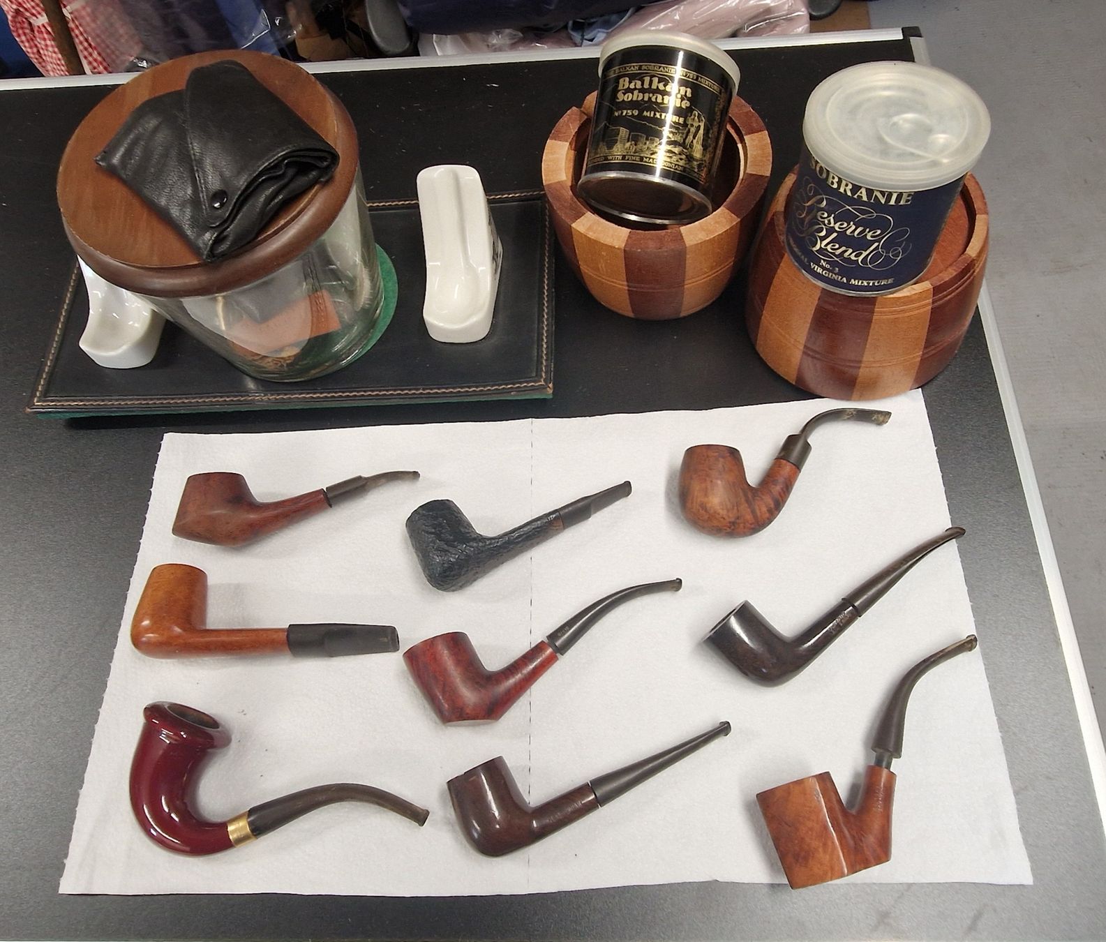 Pipe & Accessori: Pfeifensammlung mit Tabaktopf+ Zigarrenbehälter – Usato da Basel venduto da Goldlgw