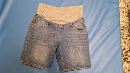 Queen Mum Schwangerschafts / Umstands Shorts Jeans Grösse 33