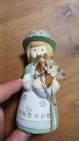 Harmonische Ton-Figur mit Blumenstraus