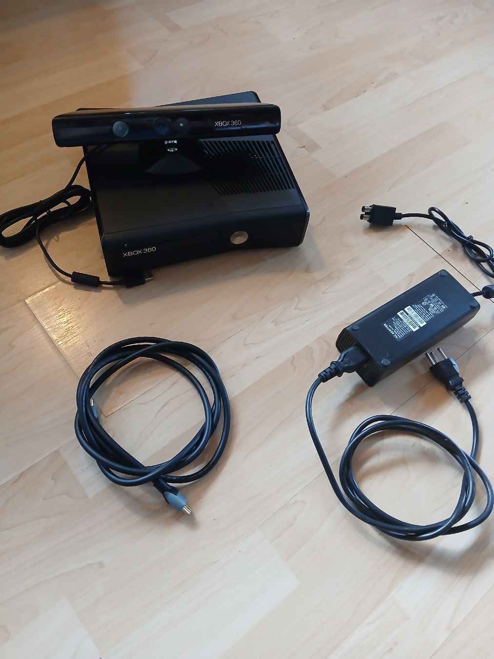 Microsoft Console: Microsoft Xbox 360 S Konsole schwarz inkl. Kinect Sensor – Usato da Derendingen venduto da Gaston.J