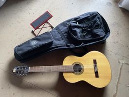 Gitarre mit Tasche und Fusstütze