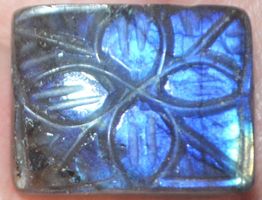 Cabochon L-1392 – Flash Labradorit mit Blume – 20x15mm