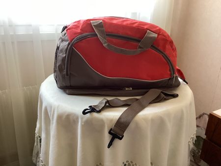 Super leichte Sporttasche, grau/rot