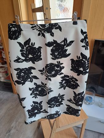 Rock mit Blumenmuster schwarz weiss Grösse 38
