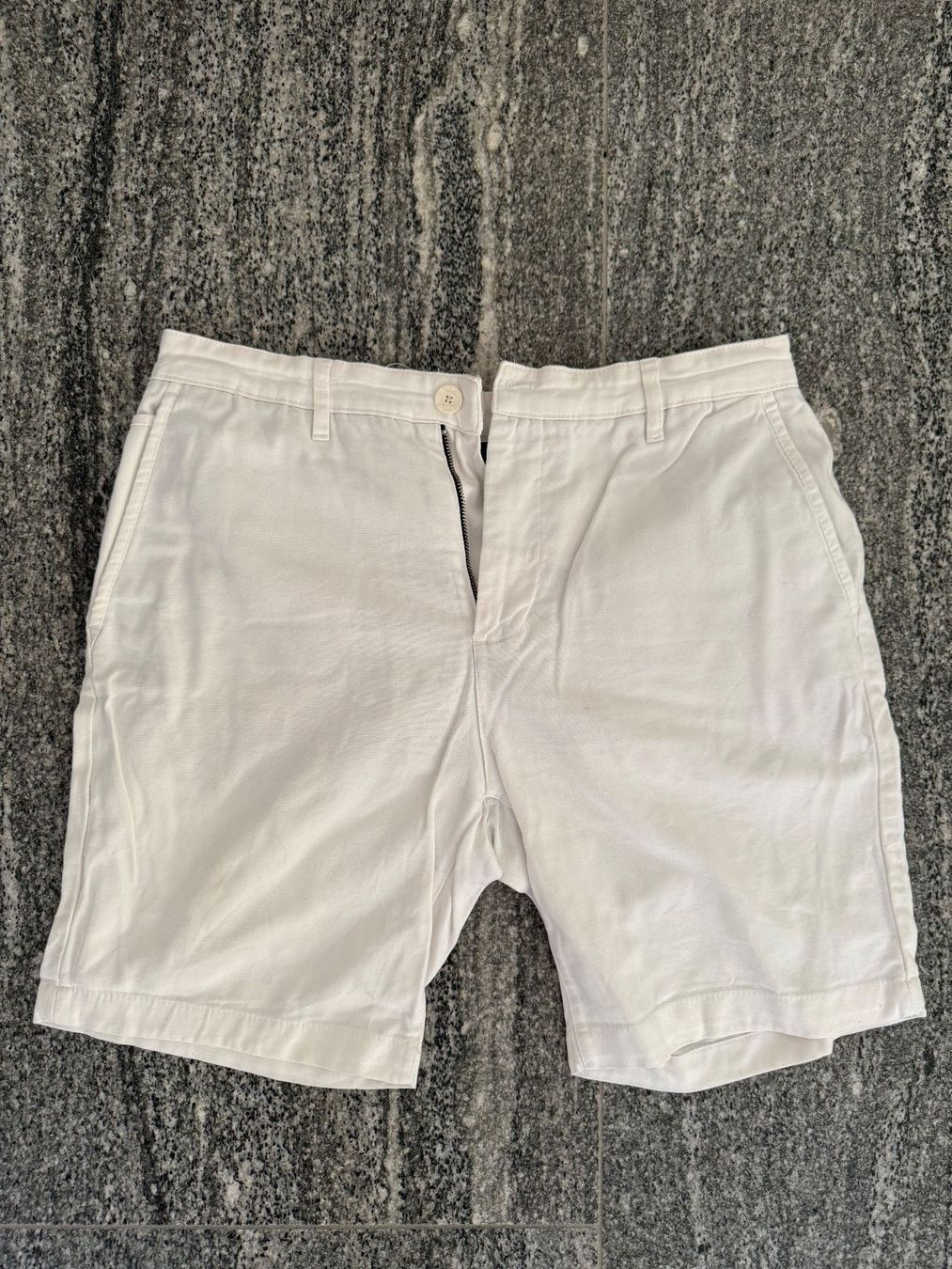 Zara Pantaloni: White Zara womens shorts – Usato da S. Vittore venduto da via_h2nb