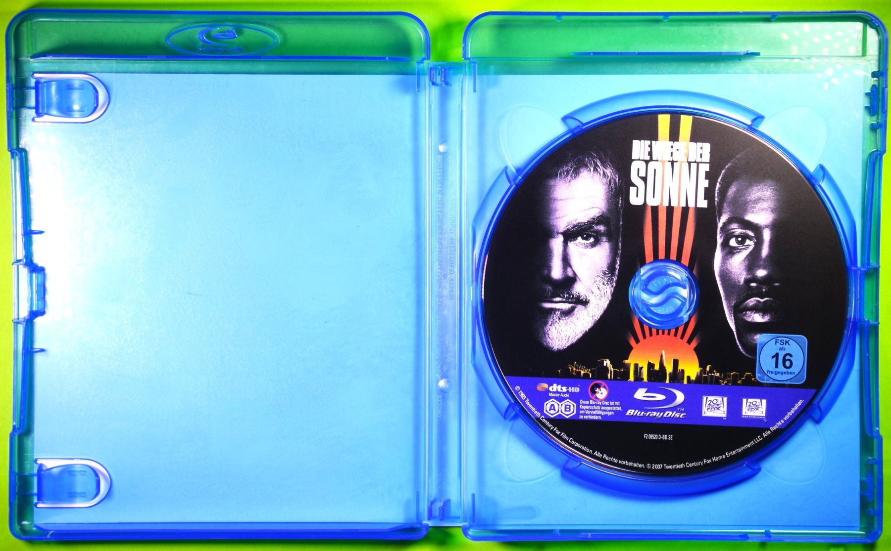 Tutti i DVDs: DIE WIEGE DER SONNE / BLU-RAY / SEAN CONNERY - WESLEY SNIPES – Nuovo (secondo la descrizione) da Luzern venduto da piro12 3