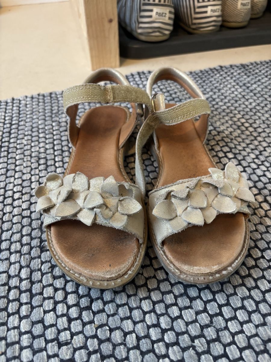 Scarpe per ragazze: Herzige Mädchen Sandalen Grösse 35 – Usato da Jona venduto da Passionfruita