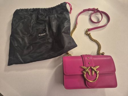Pinko Bag: Rosa Umhängetasche mit Golddetails