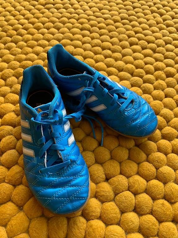 Adidas Schuhe für Jungen: Chaussures de foot Adidas, T. 31 – Gebraucht aus Villars-sur-Glâne von Magdaka