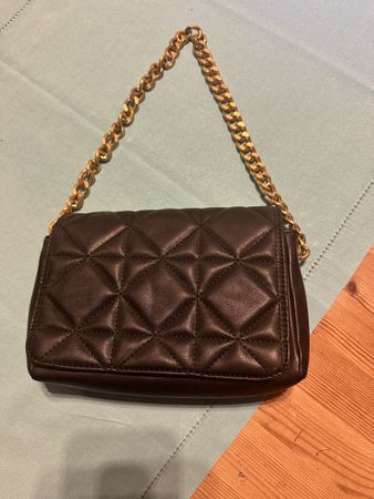 Schwarze MNG Handtasche mit Goldkette - Top Zustand!