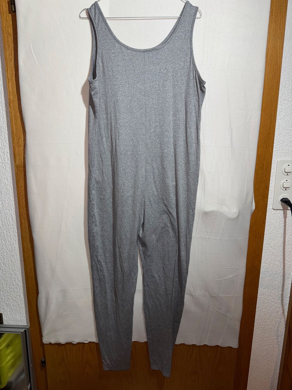 Tute: Grauer Overall Jumpsuit Gr. XL – Usato da Grosswangen venduto da SALE_SALE_SALE