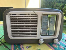 Radio d'epoca a valvole degli anni '50