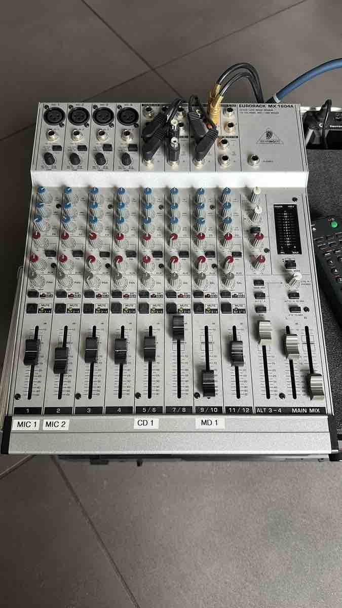 Behringer Console di mixaggio: Flightcase mit Mischpult CD- und MD Gerät – Usato da Ammerzwil BE venduto da Swissoetzi 3