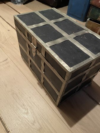 Ancien coffre malle style industriel, objet déco vintage par