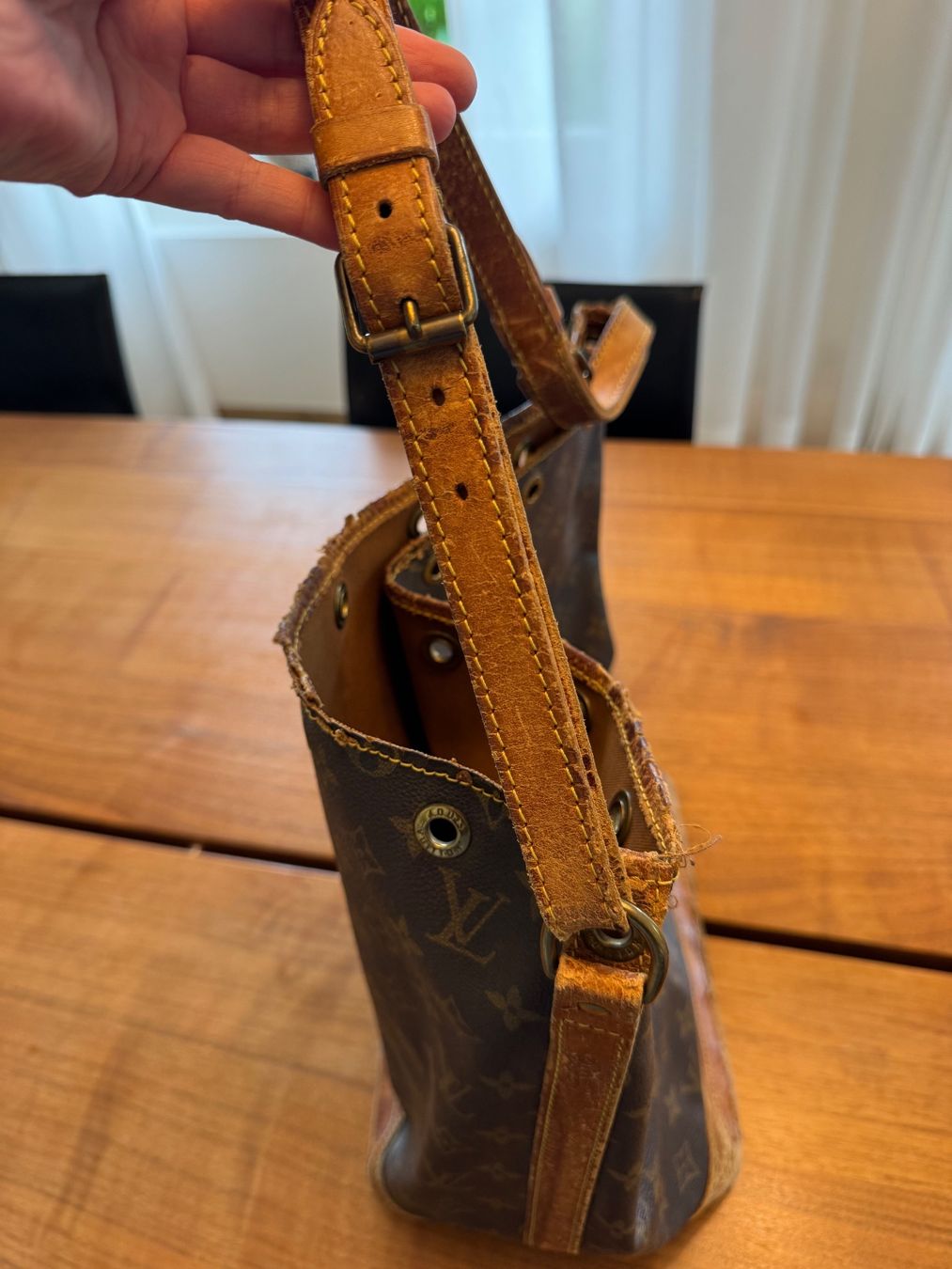 Louis Vuitton Sacs femmes: Louis Vuitton Beuteltasche Noé Monogram Canvas stark gebrauc – D'occasion à Bern par Annis3 4