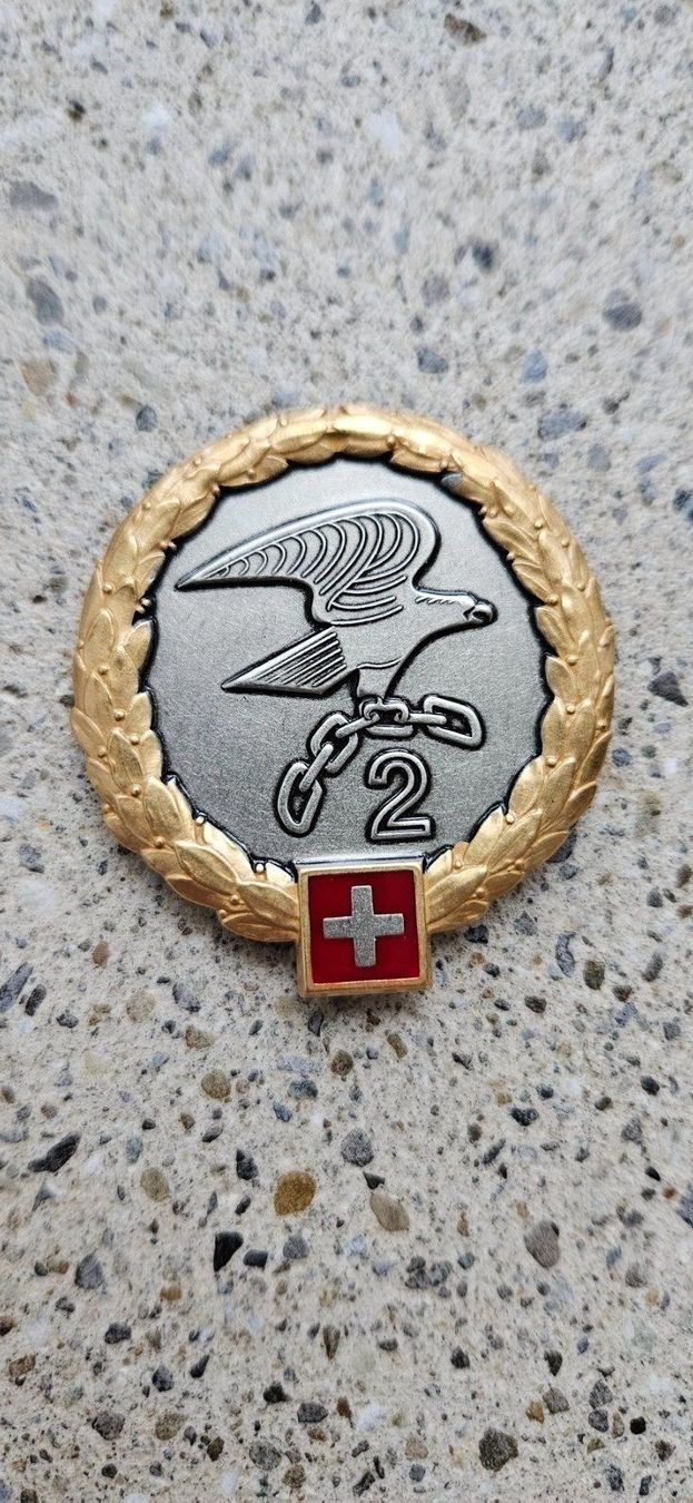 Schweizer Armee Placchette & Badge: *** Beretemblem Gold Offizier Schweizer Armee *** – Nuovo e nell'imballaggio originale da Riedholz venduto da fr_sIruP